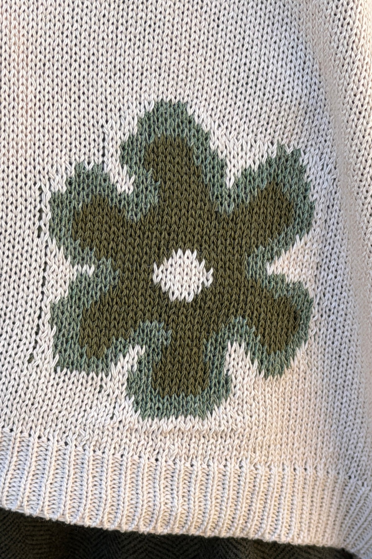 Pull en maille coton beige motif fleurs marguerites dégradées kaki