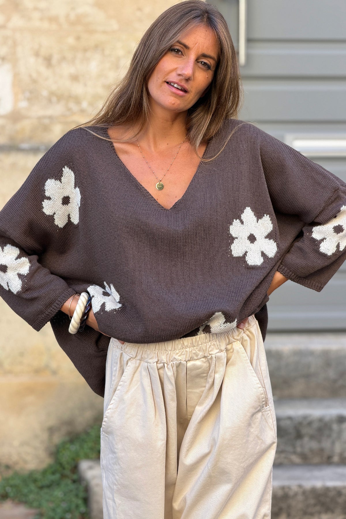 Pull en maille coton marron motif fleurs marguerites dégradées beige
