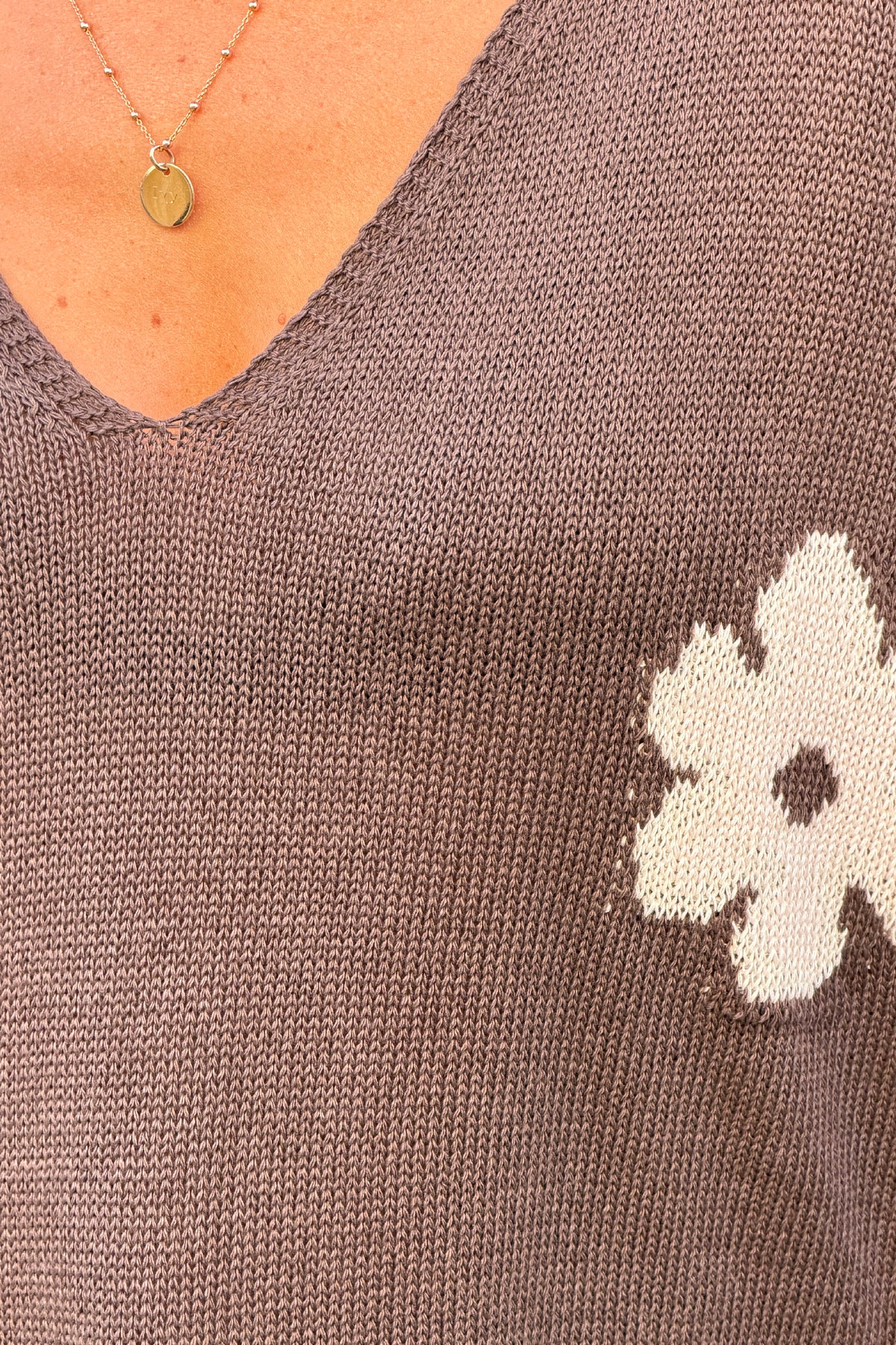 Pull en maille coton marron motif fleurs marguerites dégradées beige