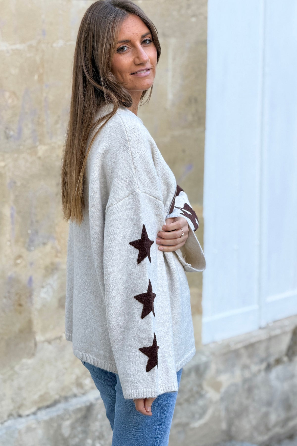 Pull en maille moelleuse beige logo marron California et broderie étoile aux manches