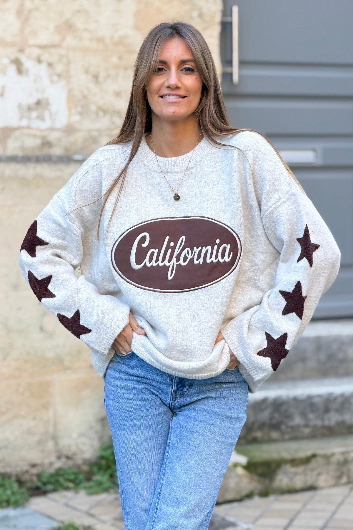 Pull en maille moelleuse beige logo marron California et broderie étoile aux manches