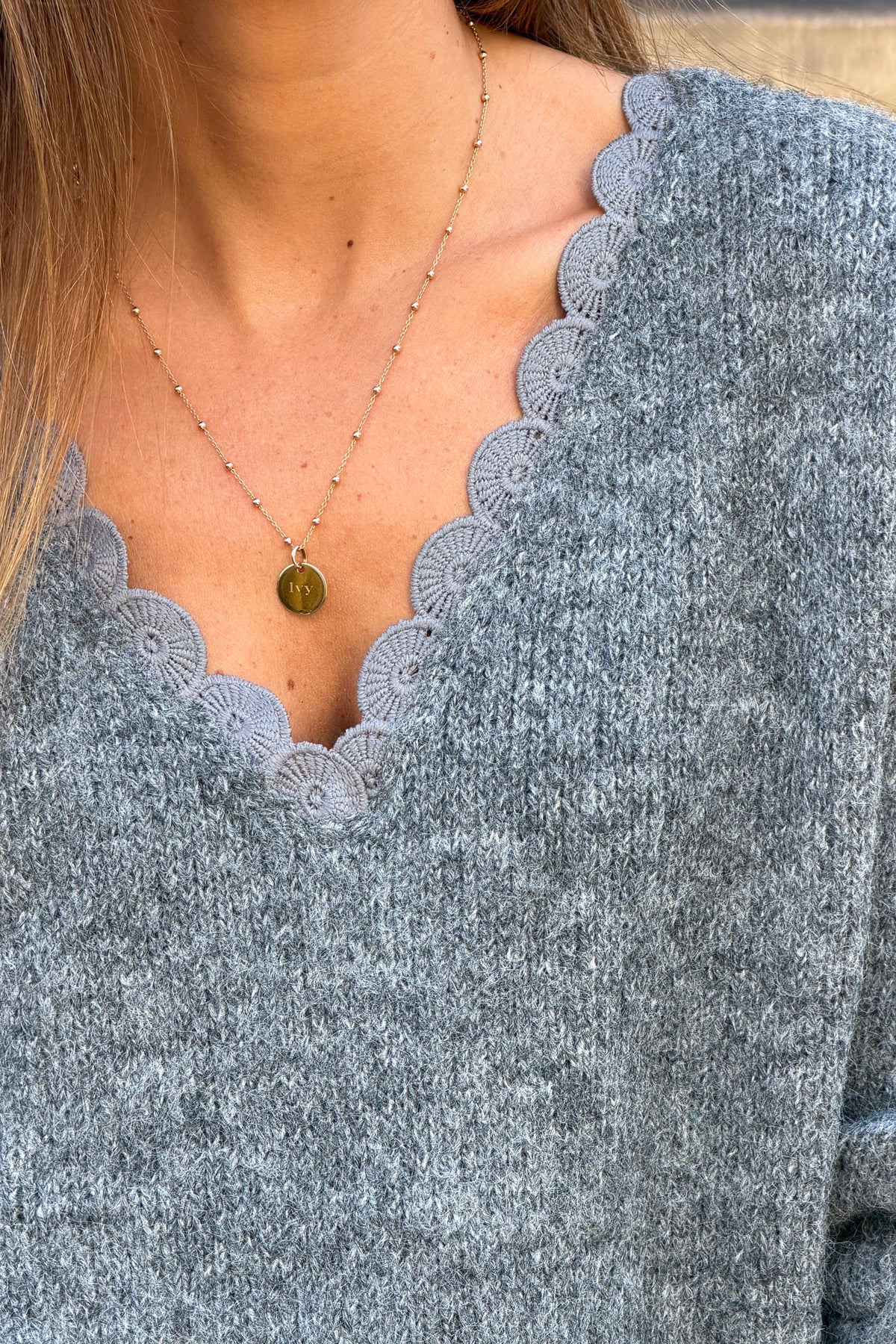 Pull gris chiné en maille détail col dentelle rosaces