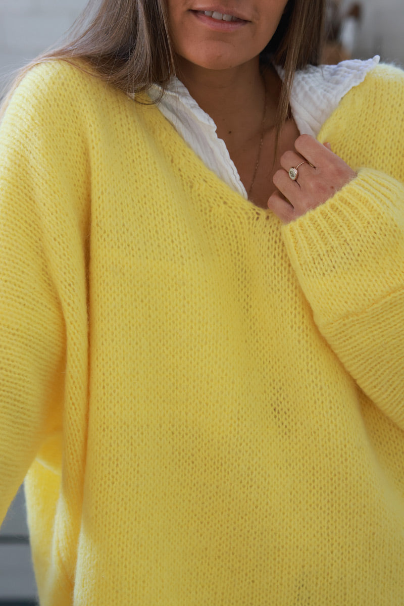 Suéter de punto amarillo con escote en pico y mangas murciélago