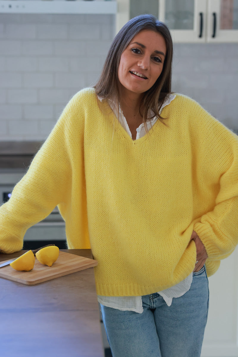 Suéter de punto amarillo con escote en pico y mangas murciélago