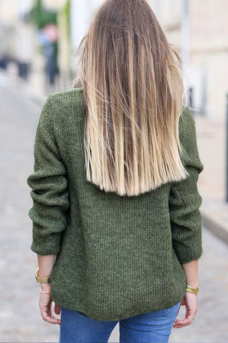 Pull kaki col V en maille fine coupe ajustée