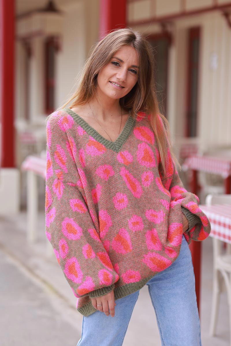 Pull loose en maille kaki motif style léopard rose et orange col v côtelé