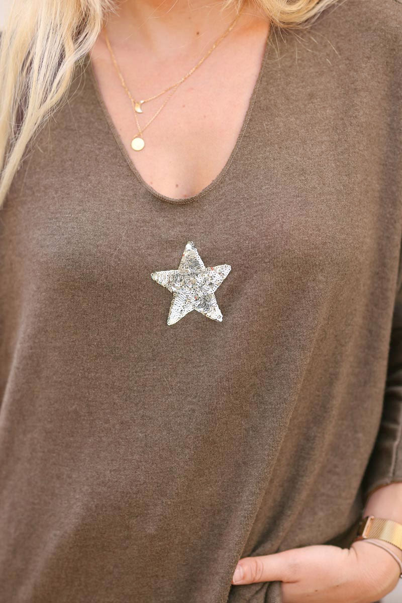 Pull marron col V petite étoile sequins