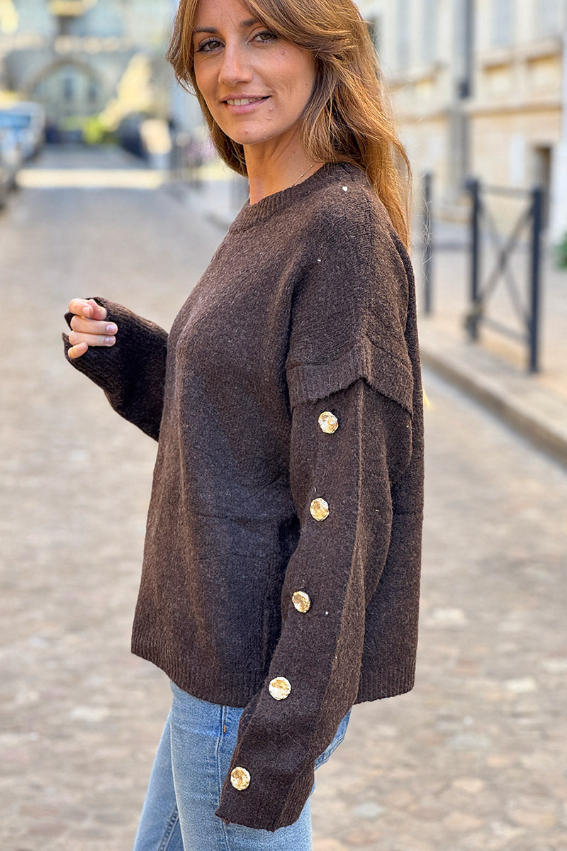 Pull marron doux et moelleux avec boutons dorés sur les manches