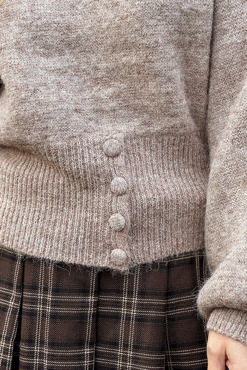 Pull marron taupe moelleux en maille taille resserrée avec boutons