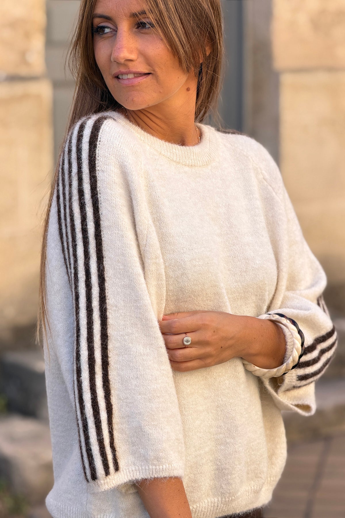 Pull moelleux beige chiné en alpaga détails rayures et étoile marron manches 3/4
