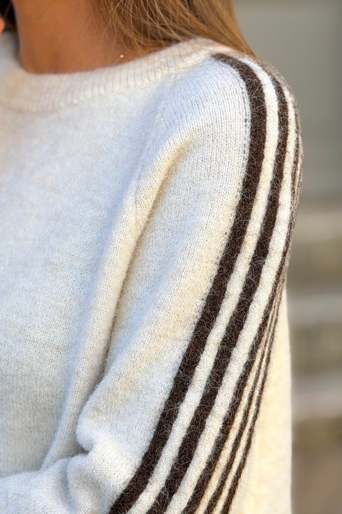 Pull moelleux beige chiné en alpaga détails rayures et étoile marron manches 3/4