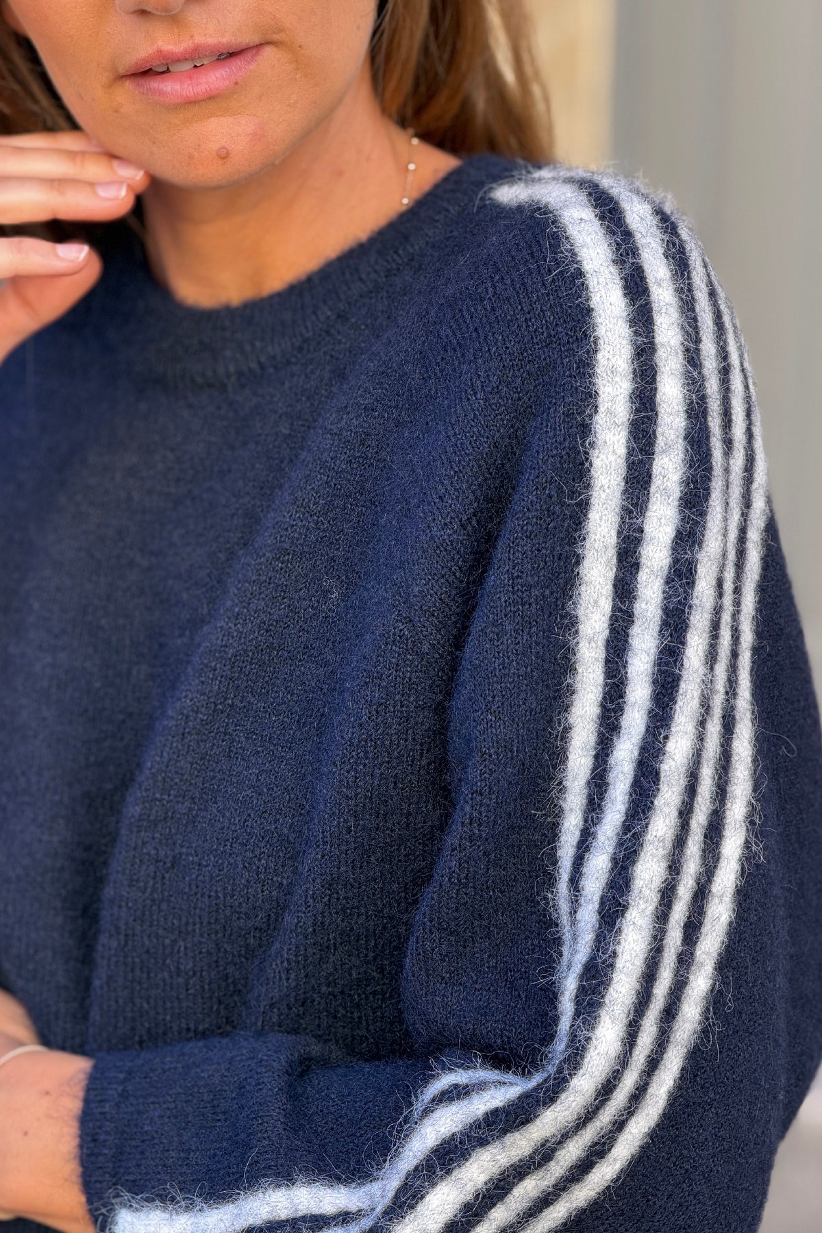 Pull moelleux bleu marine en alpaga détails rayures et étoile écru manches 3/4