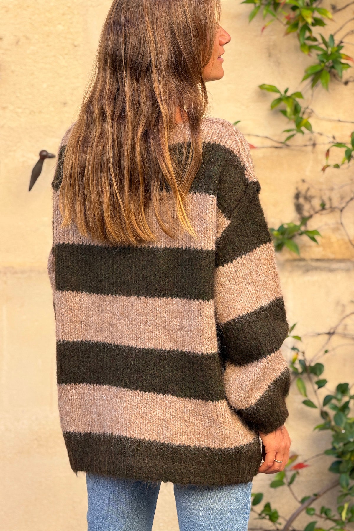 Pull moelleux en grosse maille rayures camel et kaki col bateau
