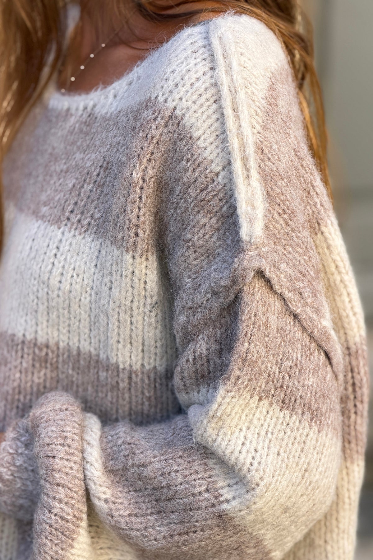 Pull moelleux en grosse maille rayures écru et taupe col bateau