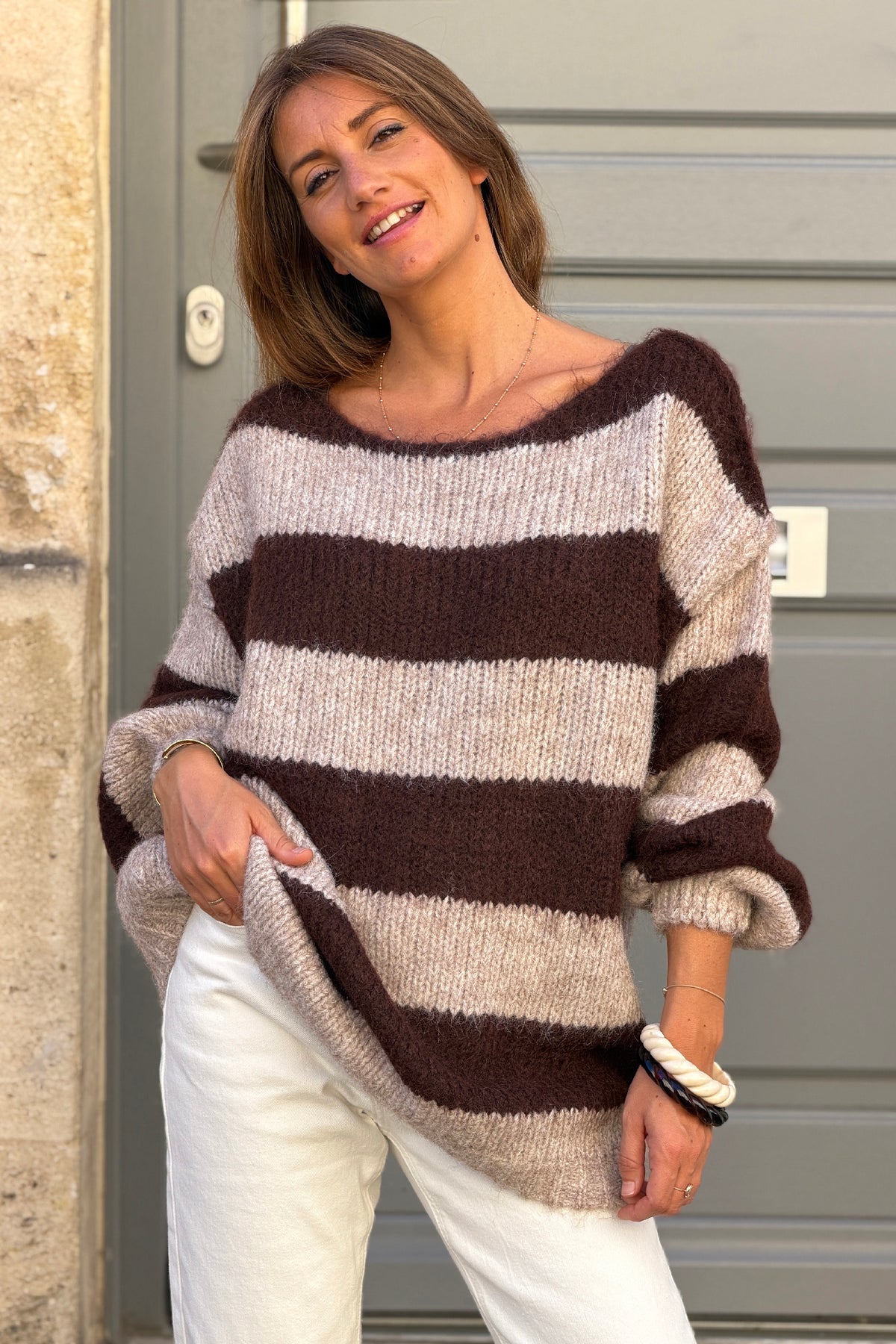 Pull moelleux en grosse maille rayures taupe et marron col bateau
