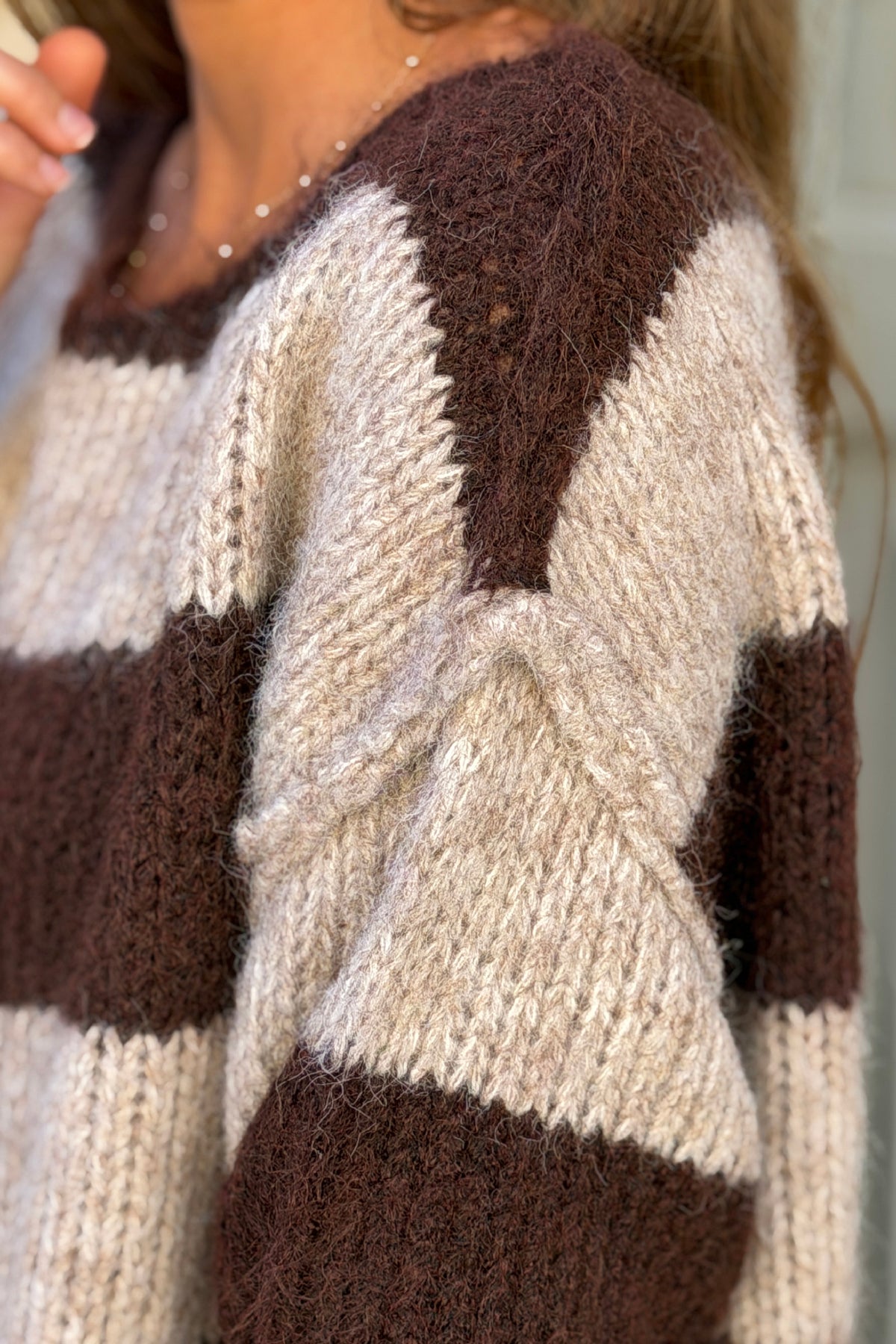 Pull moelleux en grosse maille rayures taupe et marron col bateau