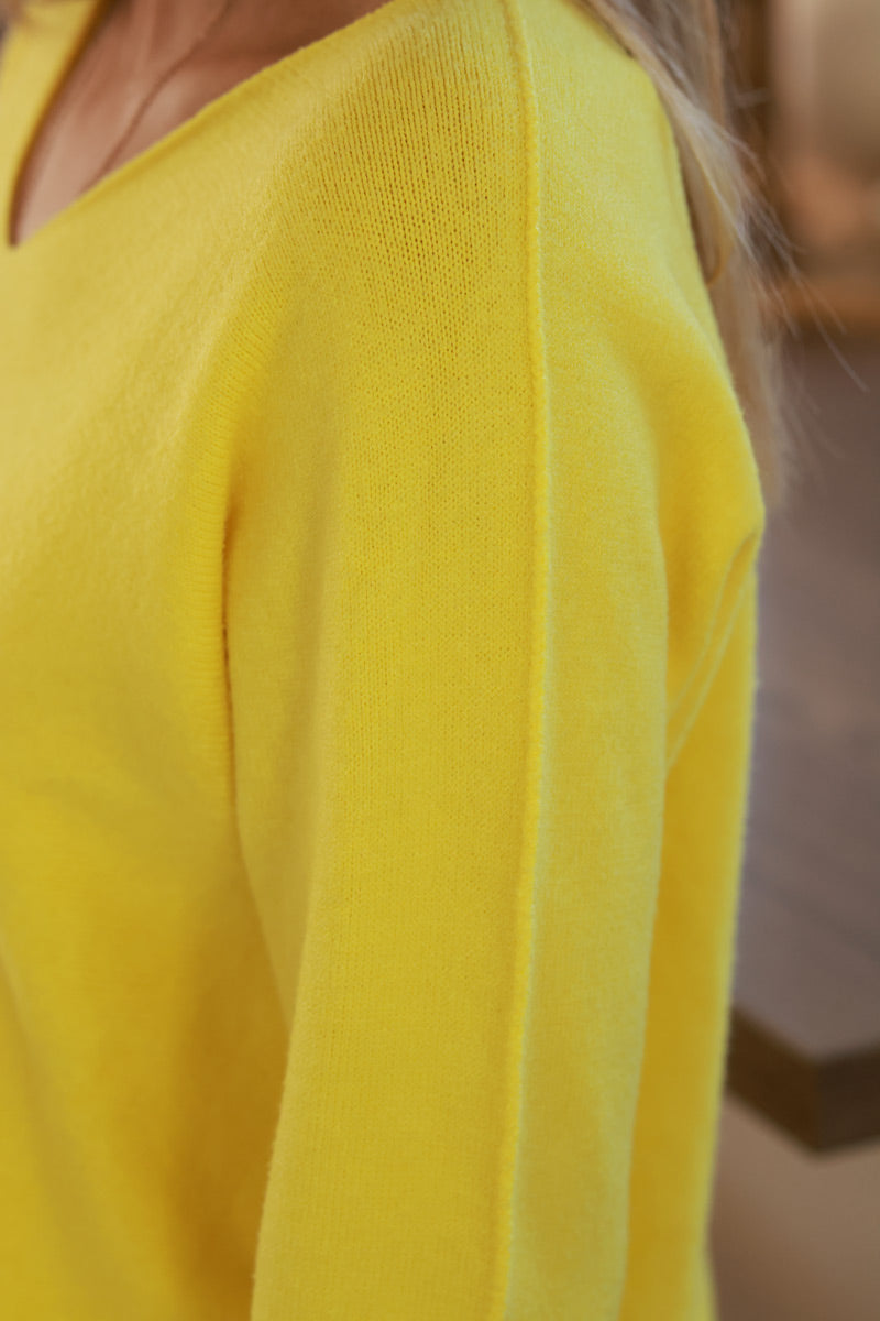 Suéter amarillo suave y esponjoso con cuello en V