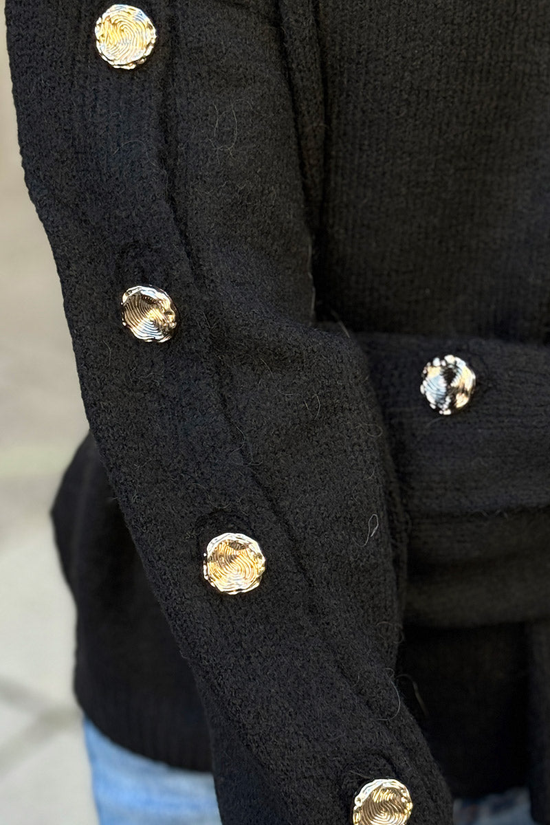 Pull noir doux et moelleux avec boutons dorés sur les manches
