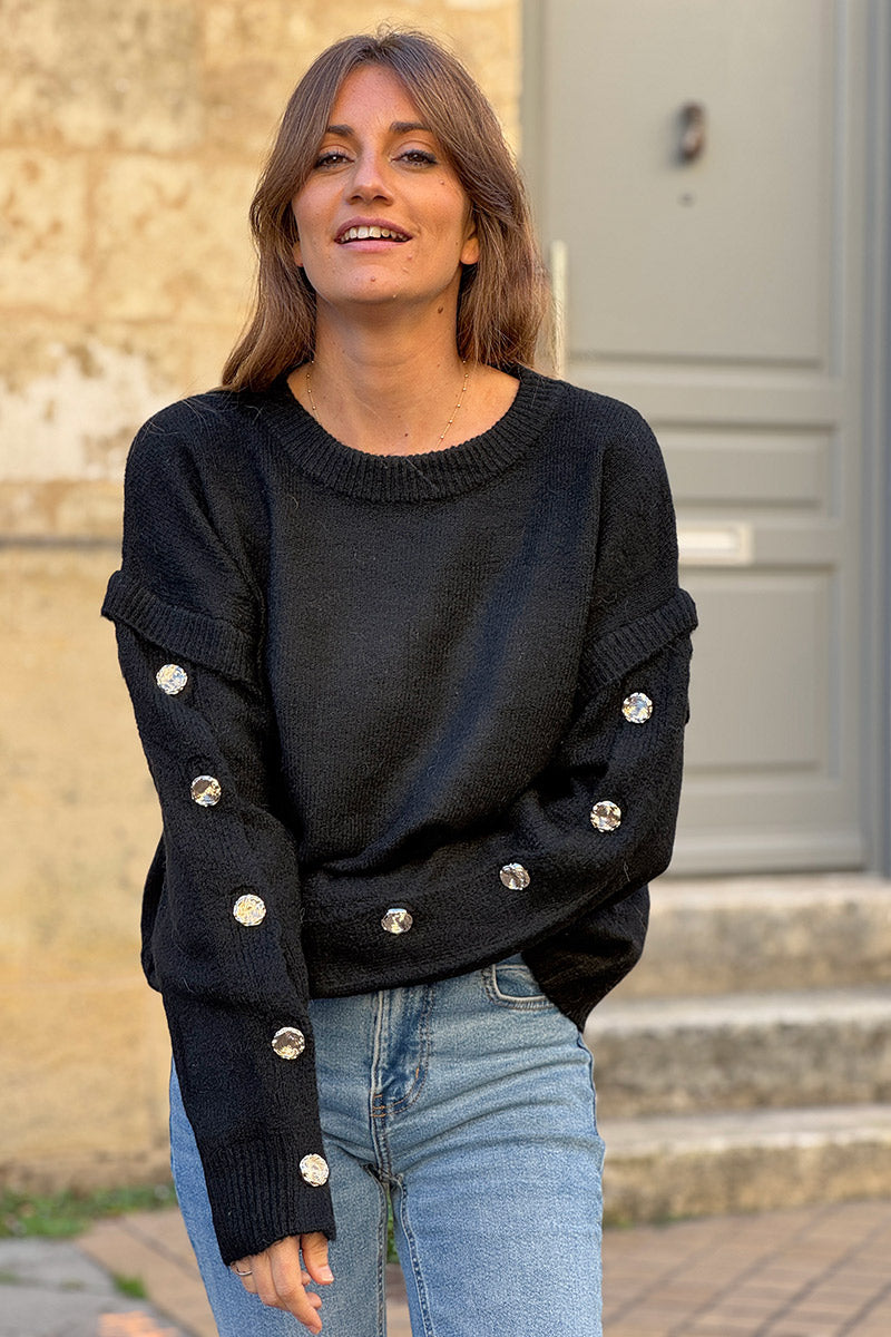 Pull noir doux et moelleux avec boutons dorés sur les manches