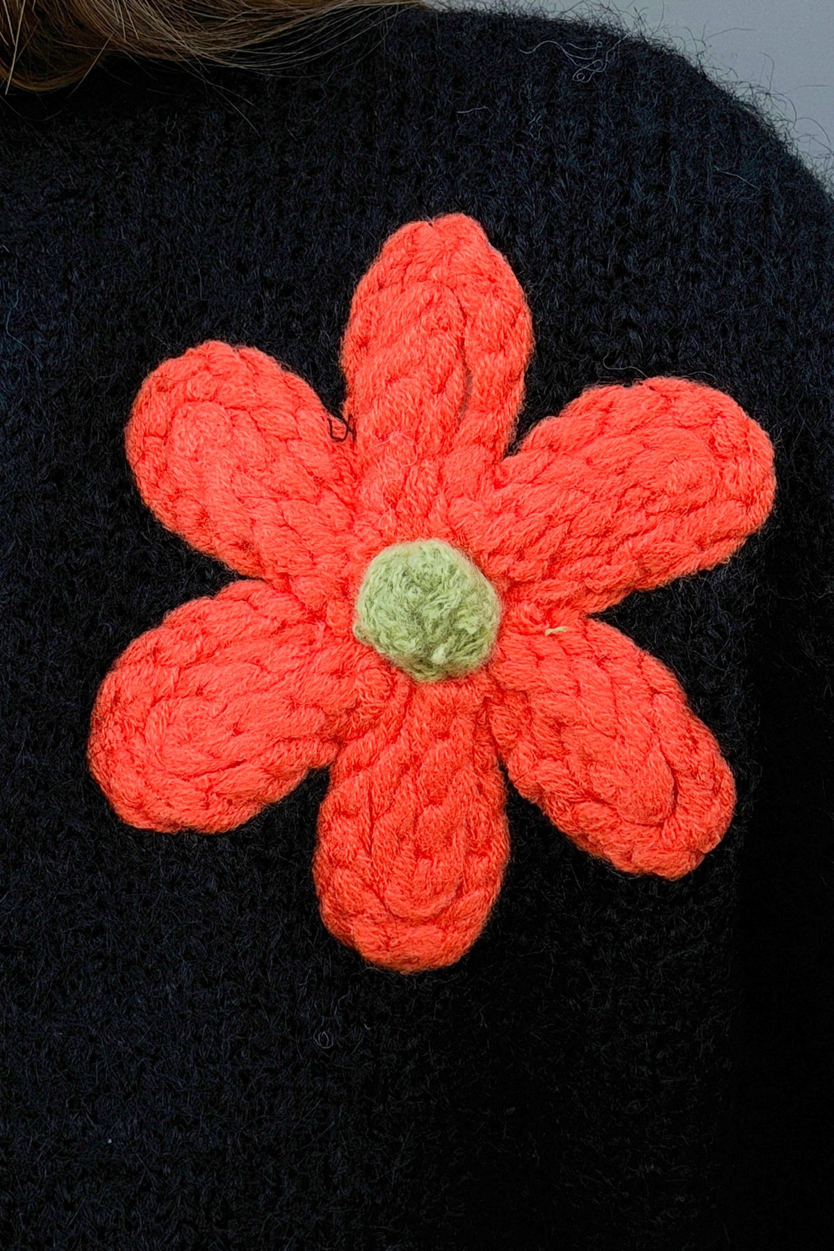 Pull noir moelleux en maille broderie grosses fleurs colorées