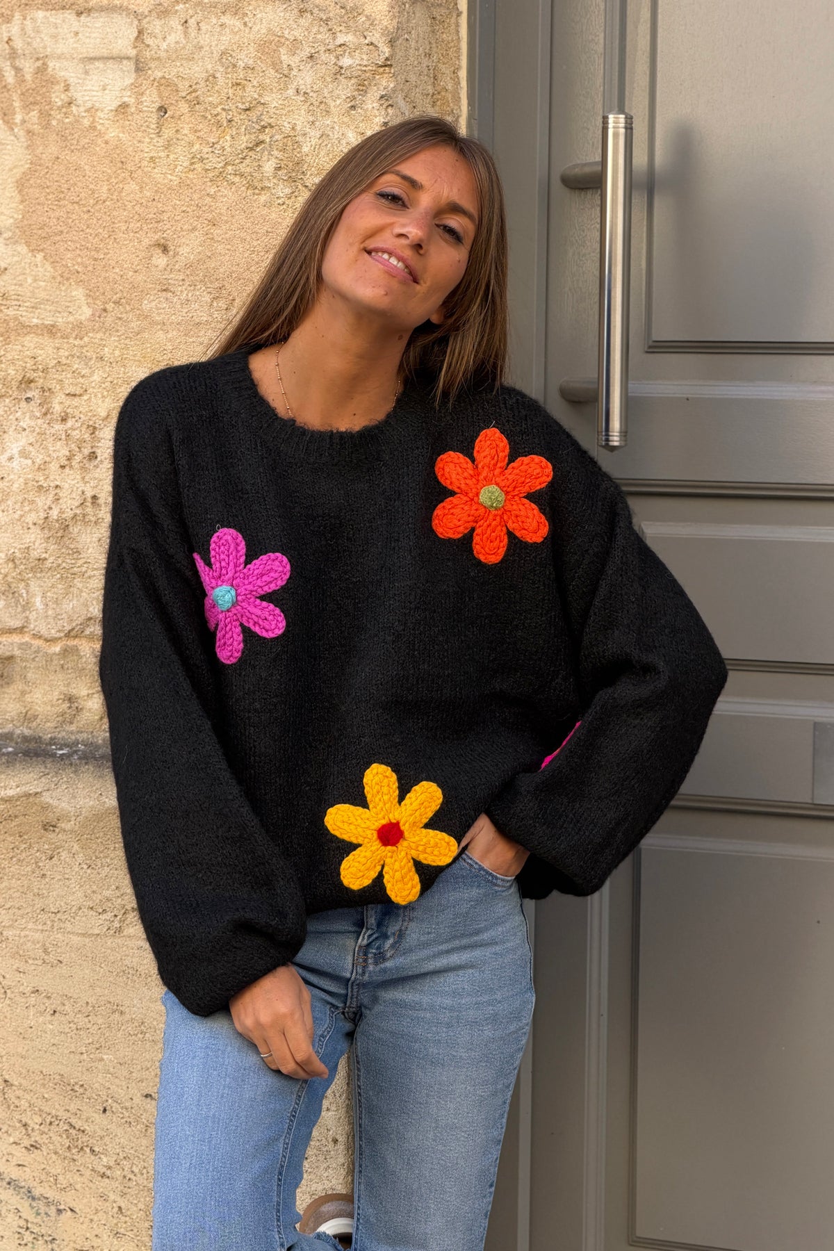 Pull noir moelleux en maille broderie grosses fleurs colorées