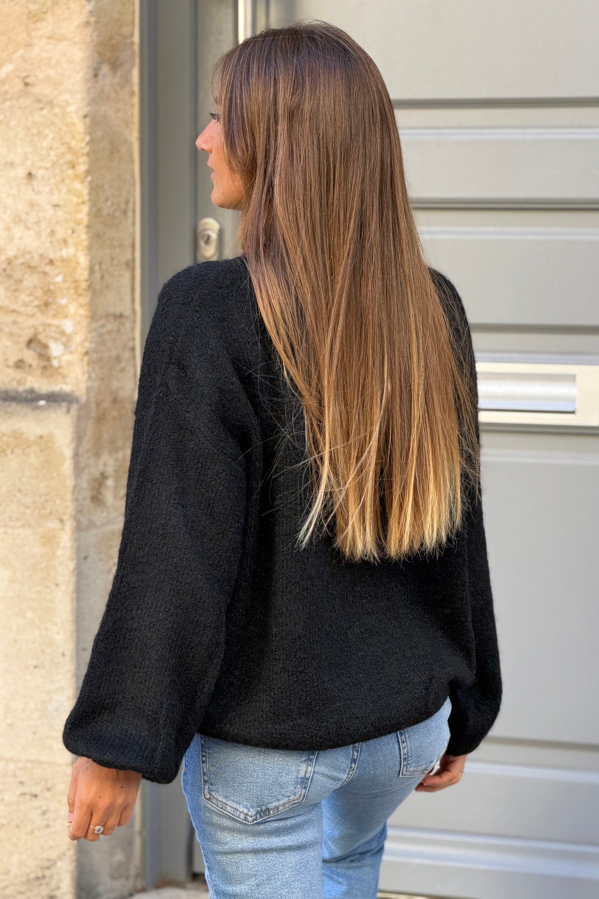 Pull noir moelleux en maille broderie grosses fleurs colorées