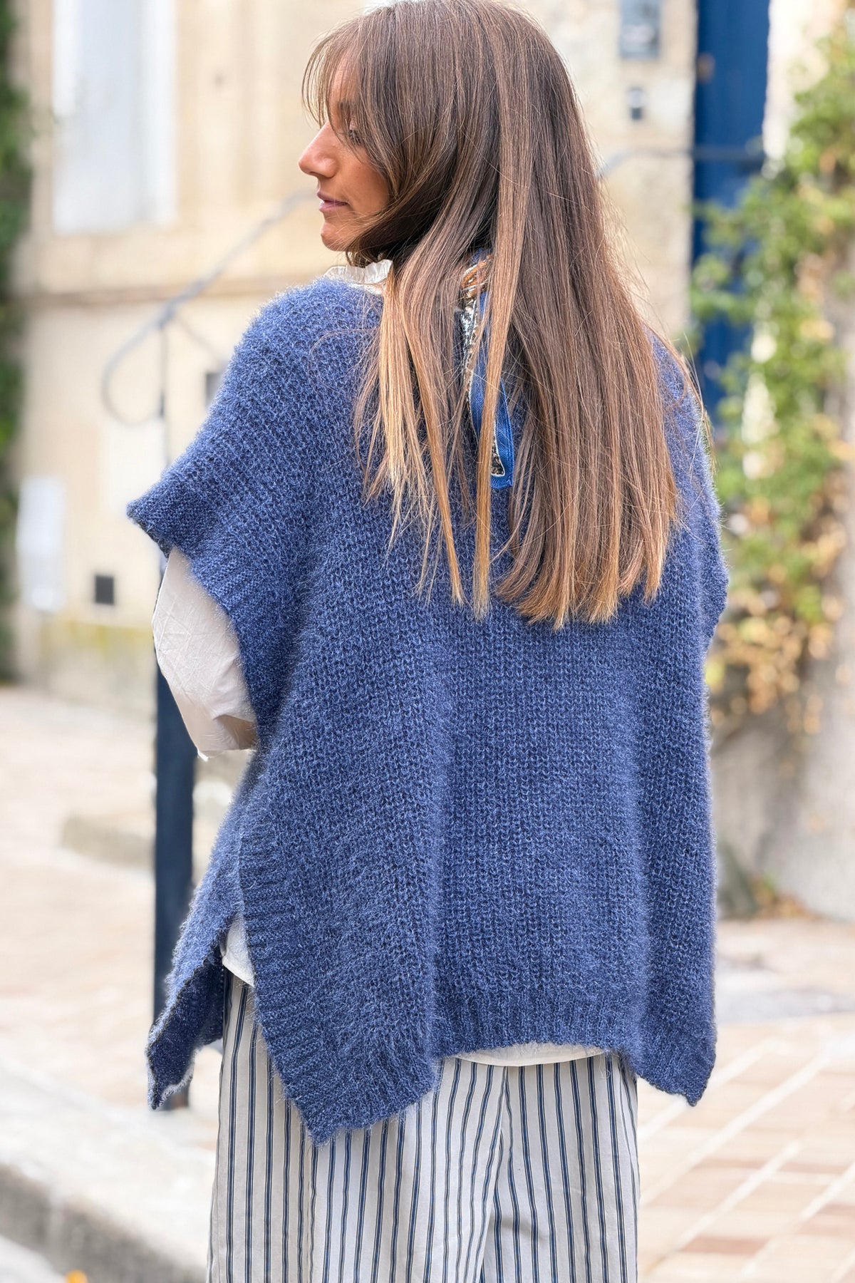 Pull poncho bleu jean à boutons sur le coté col v maille mohair