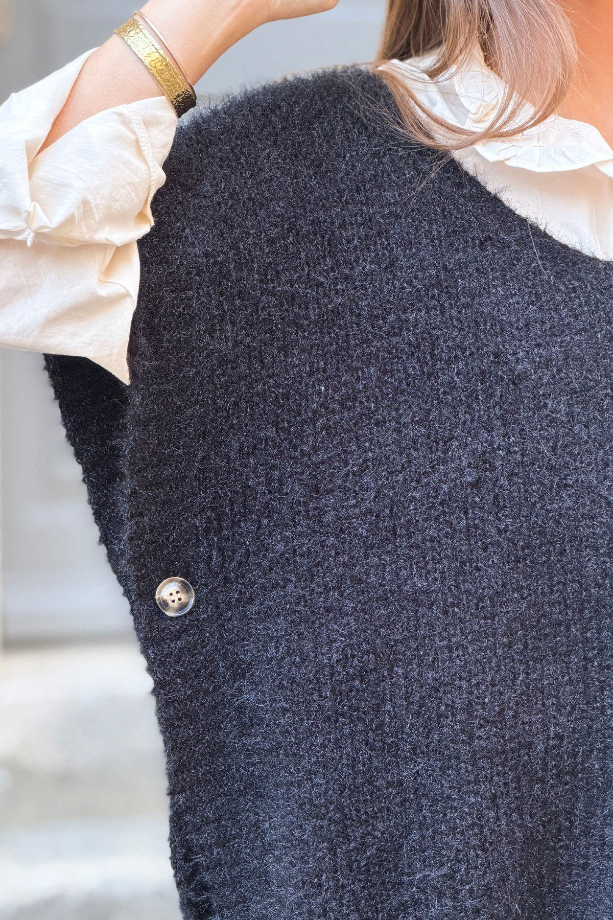 Pull poncho noir à boutons sur le coté col v maille mohair