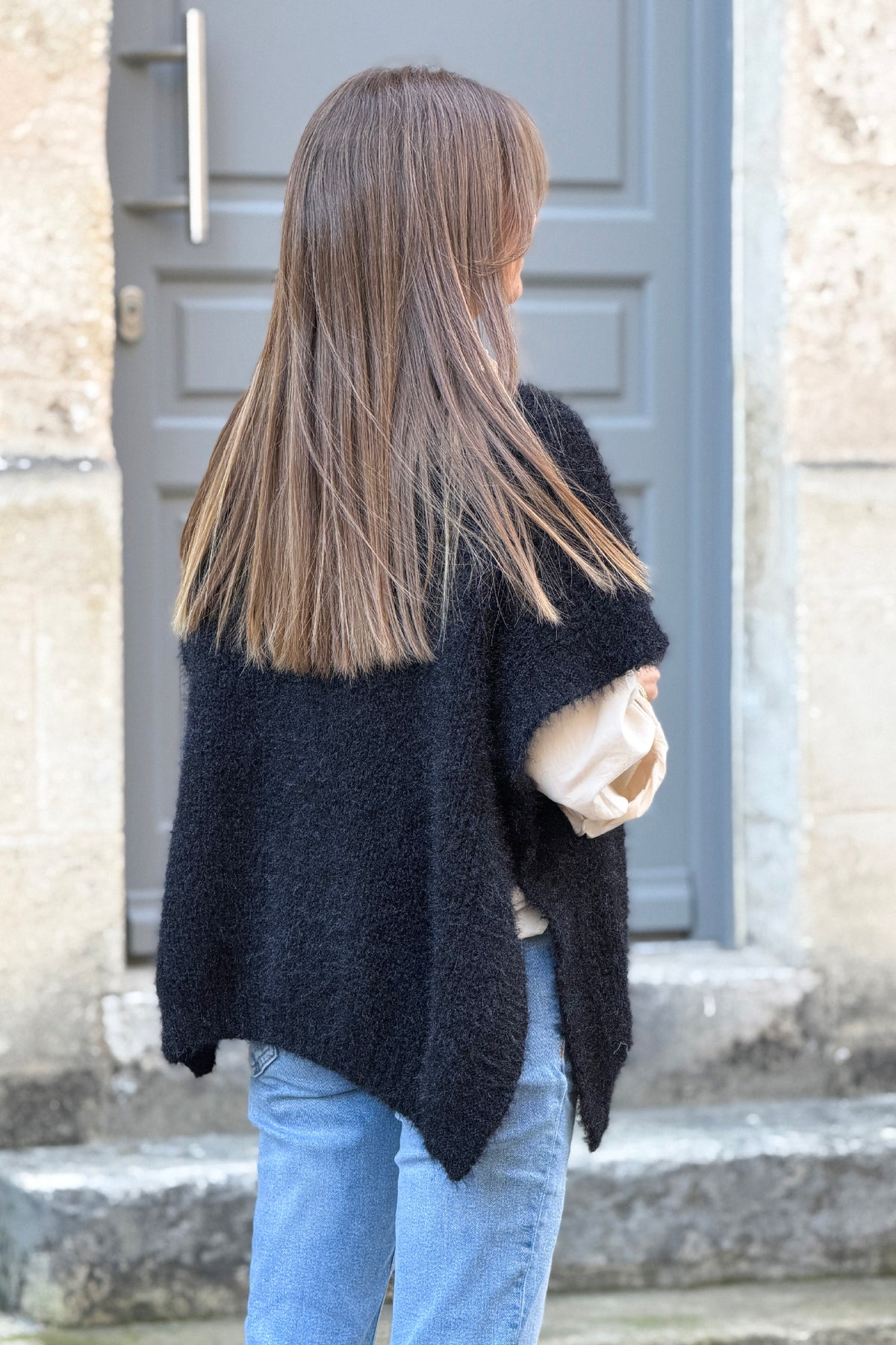 Pull poncho noir à boutons sur le coté col v maille mohair