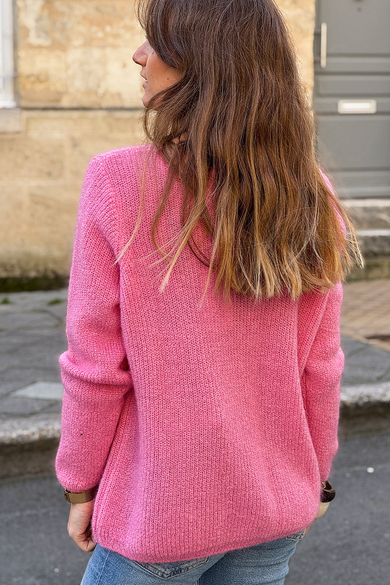 Suéter rosa ajustado de punto fino con cuello en V