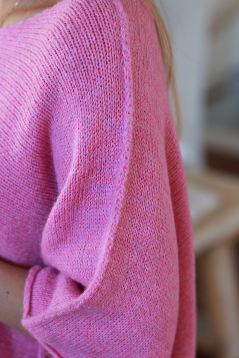 Suéter de punto rosa con mangas anchas de murciélago y cuello redondo