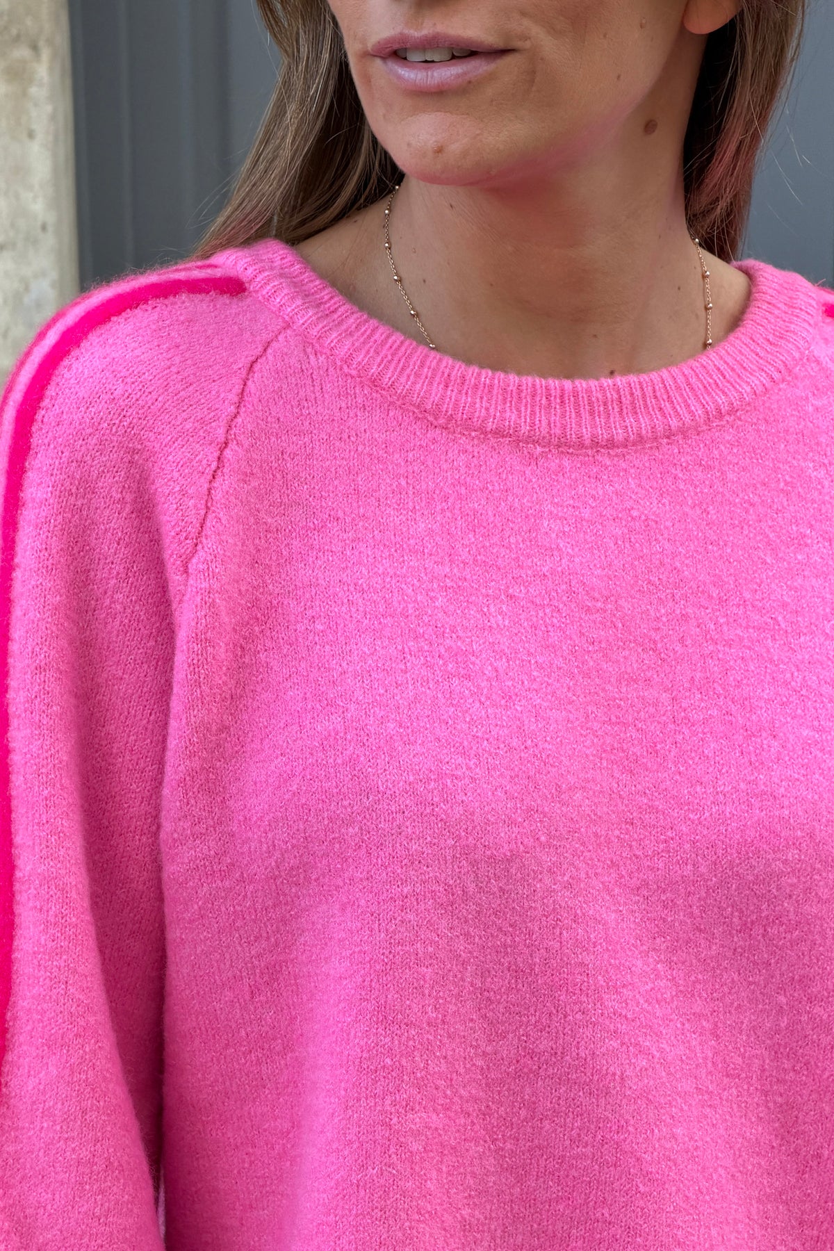 Pull rose fuchsia en kid mohair détail rayures sur les épaules