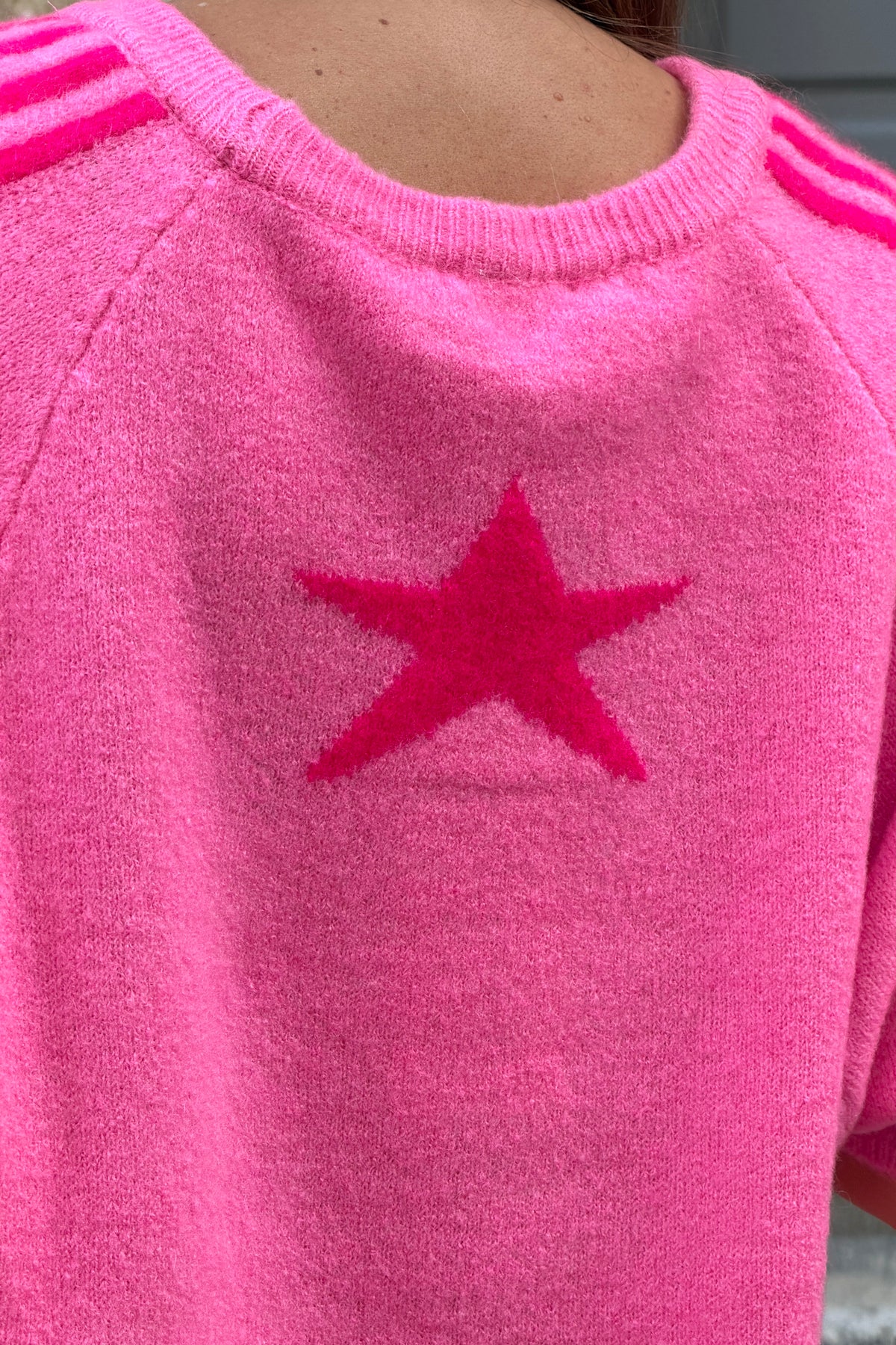 Pull rose fuchsia en kid mohair détail rayures sur les épaules