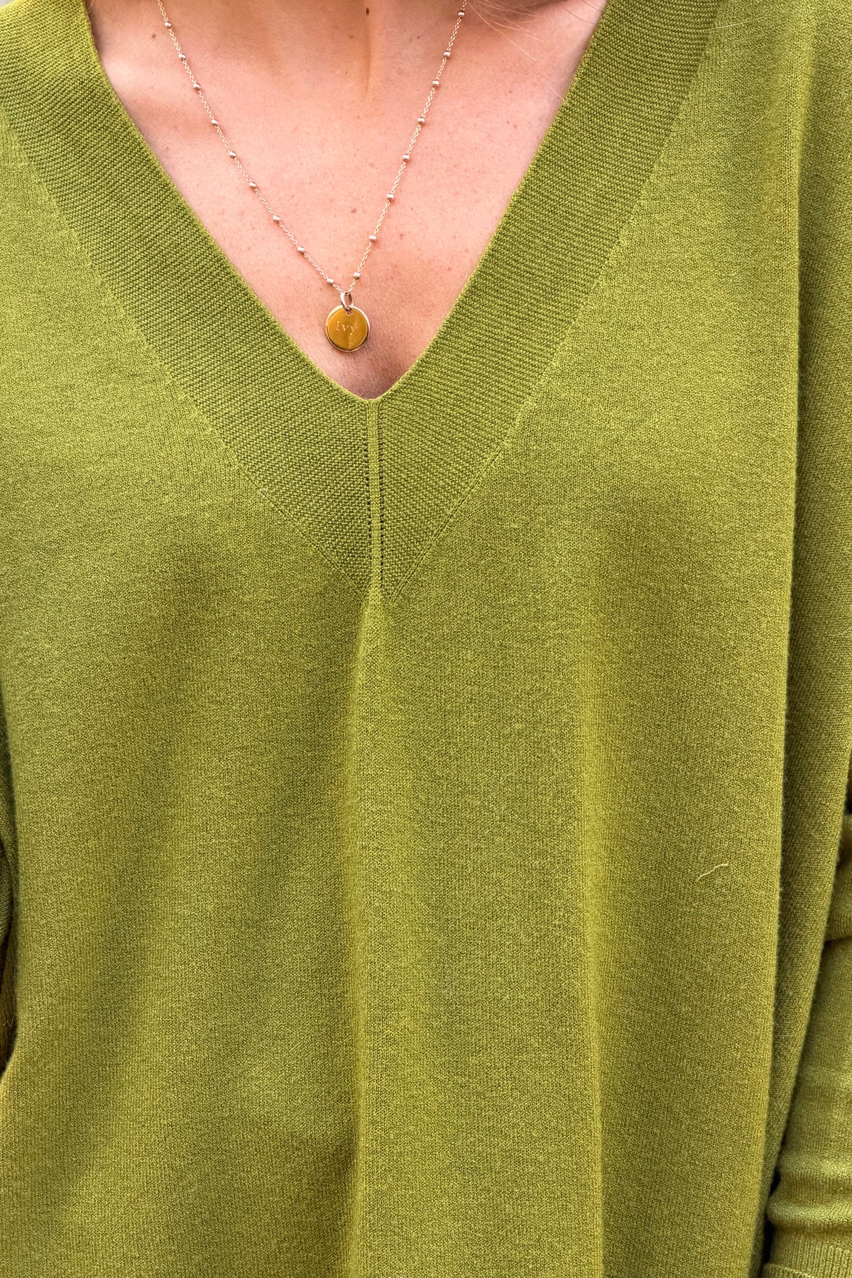 Pull sans coutures large et doux vert olive col v côtelé