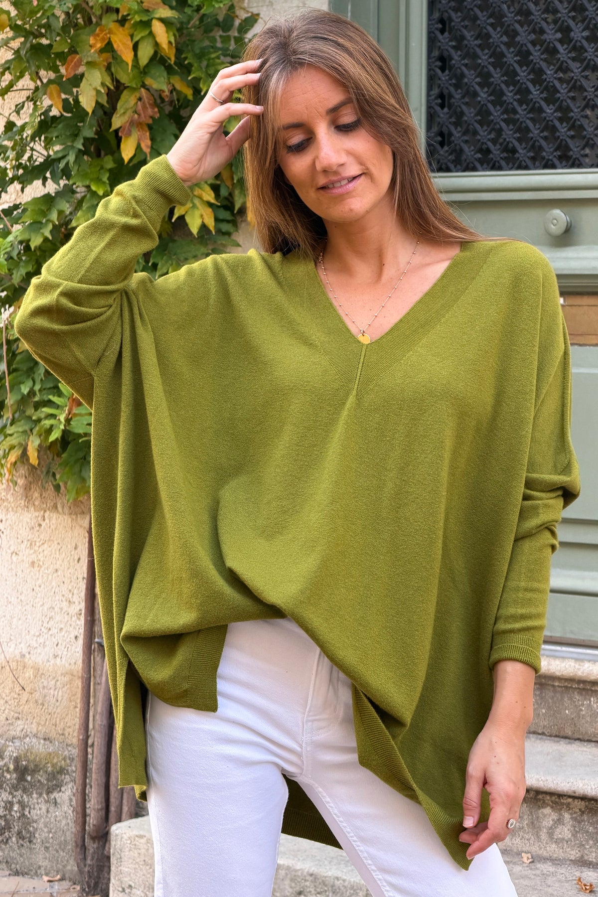 Pull sans coutures large et doux vert olive col v côtelé