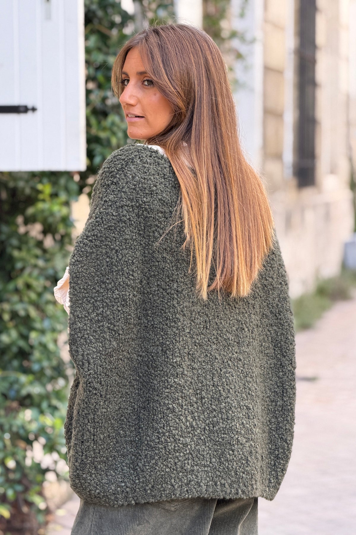 Pull sans manches large kaki en bouclettes col v