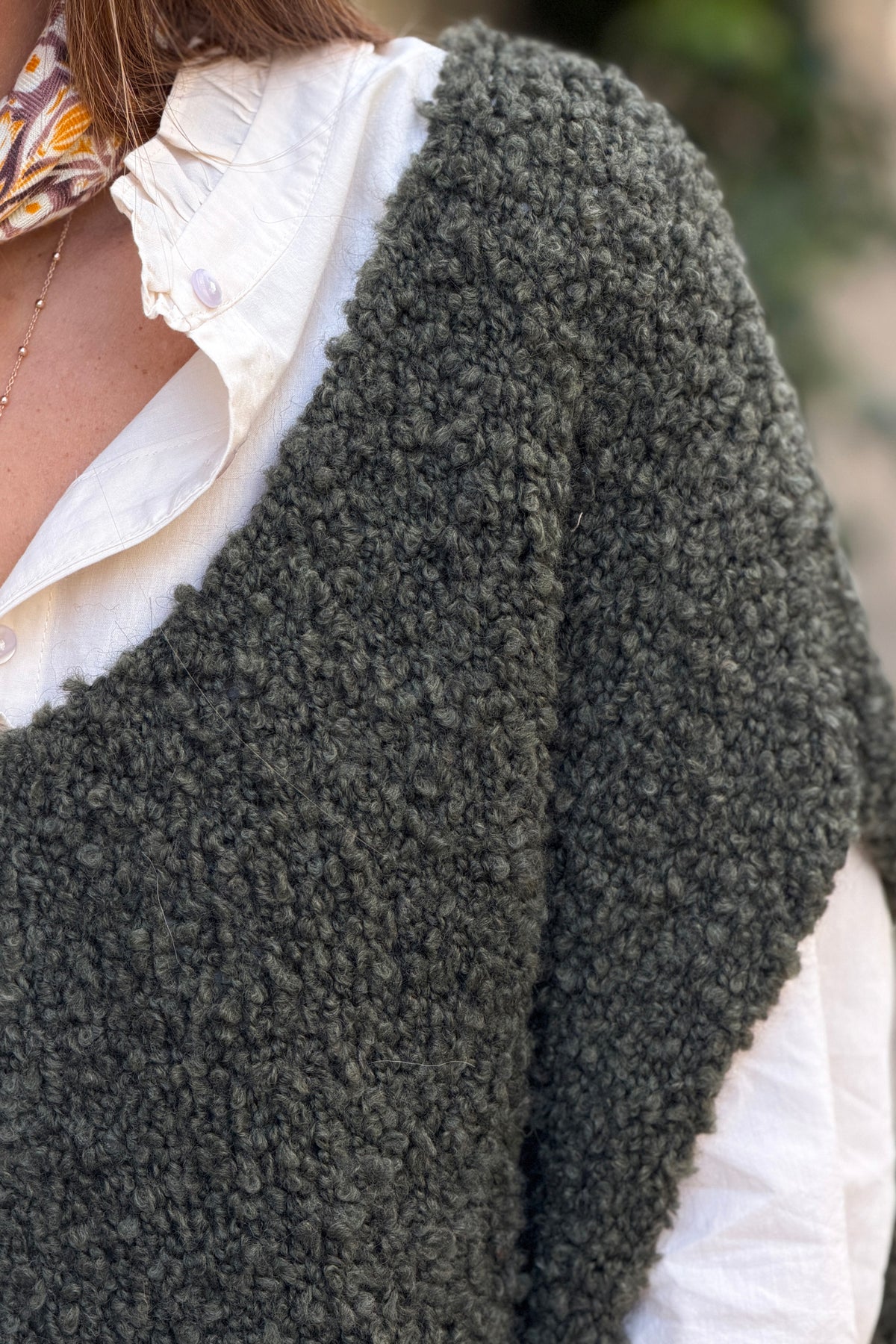 Pull sans manches large kaki en bouclettes col v