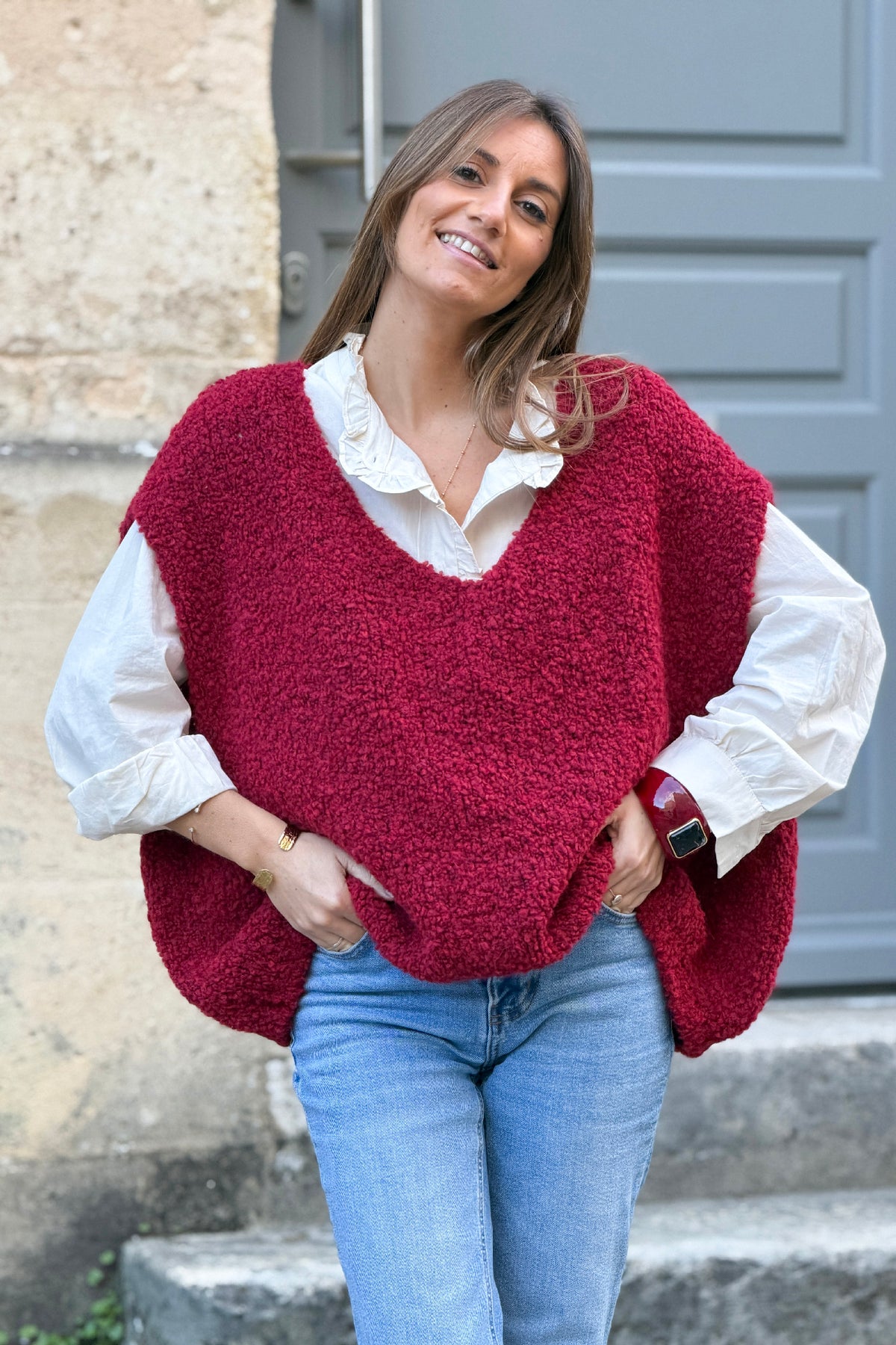 Pull sans manches large rouge bordeaux en bouclettes col v