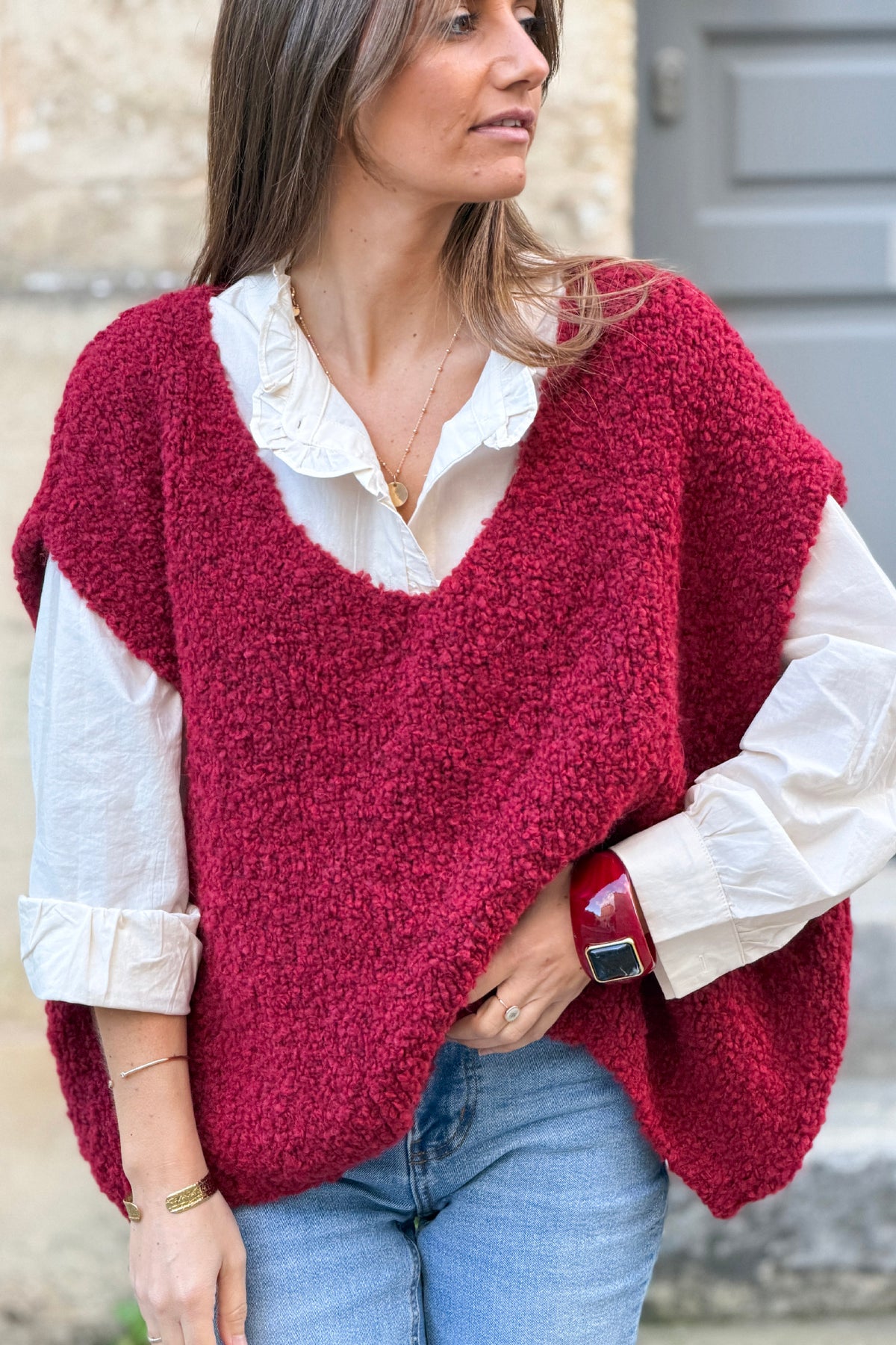 Pull sans manches large rouge bordeaux en bouclettes col v