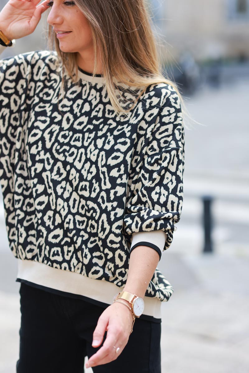 Sudadera negra estampado leopardo