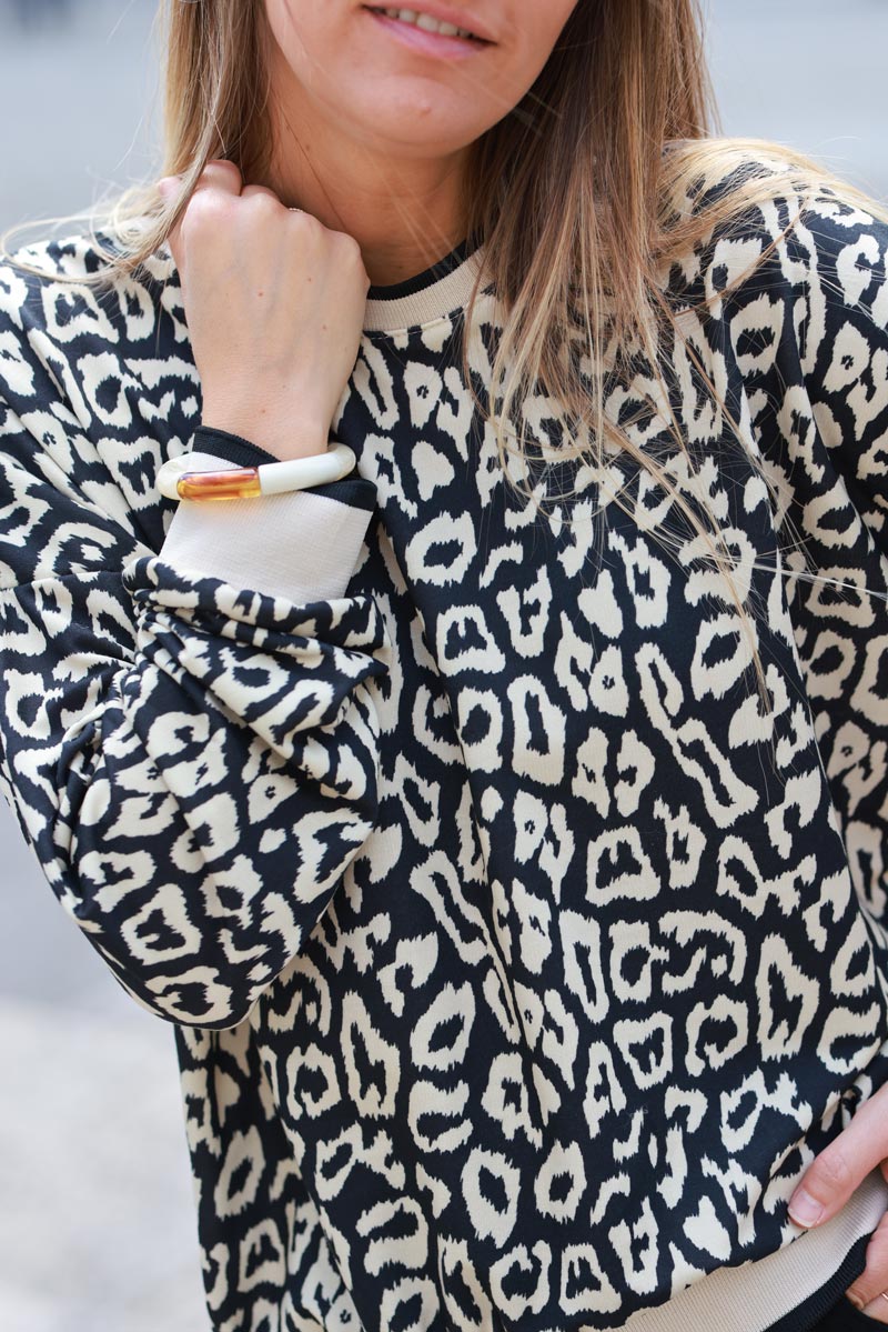 Sudadera negra estampado leopardo