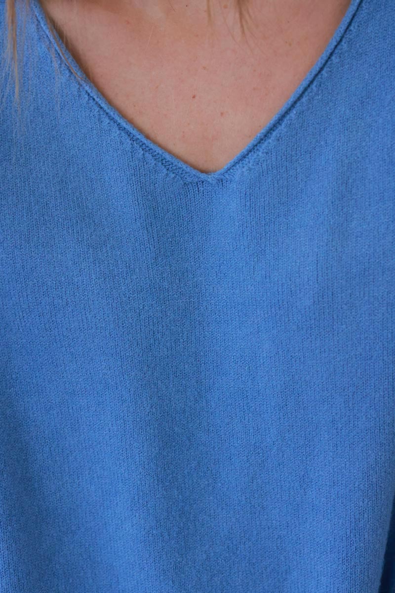 Suéter básico de mezclilla azul claro con cuello en V muy suave