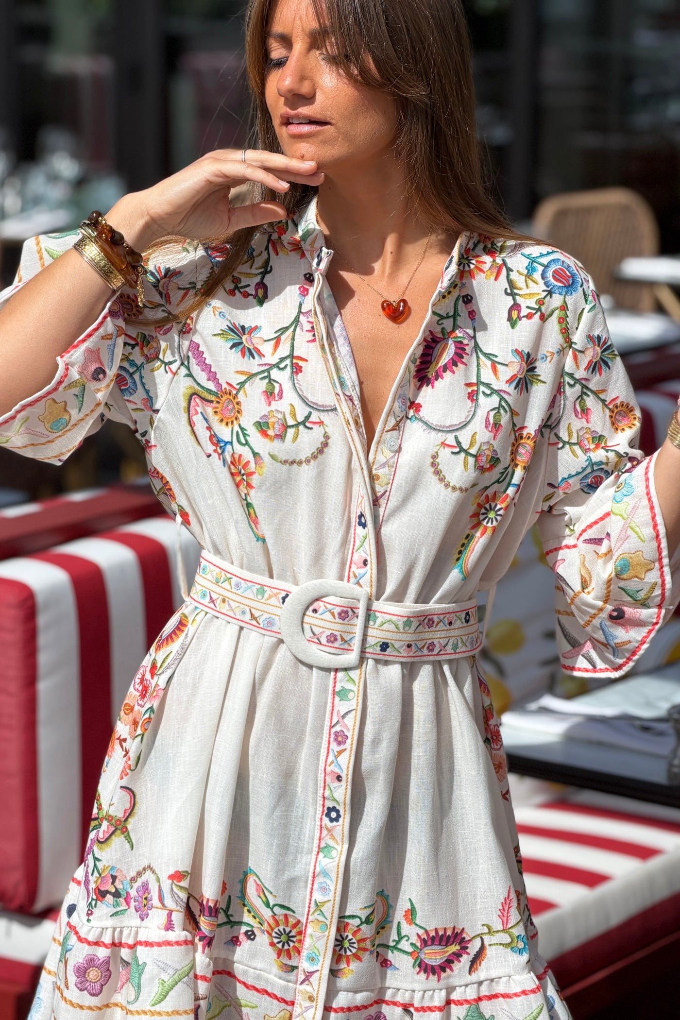 Robe beige imprimé effet broderie colorée boutons et ceinture manches volants
