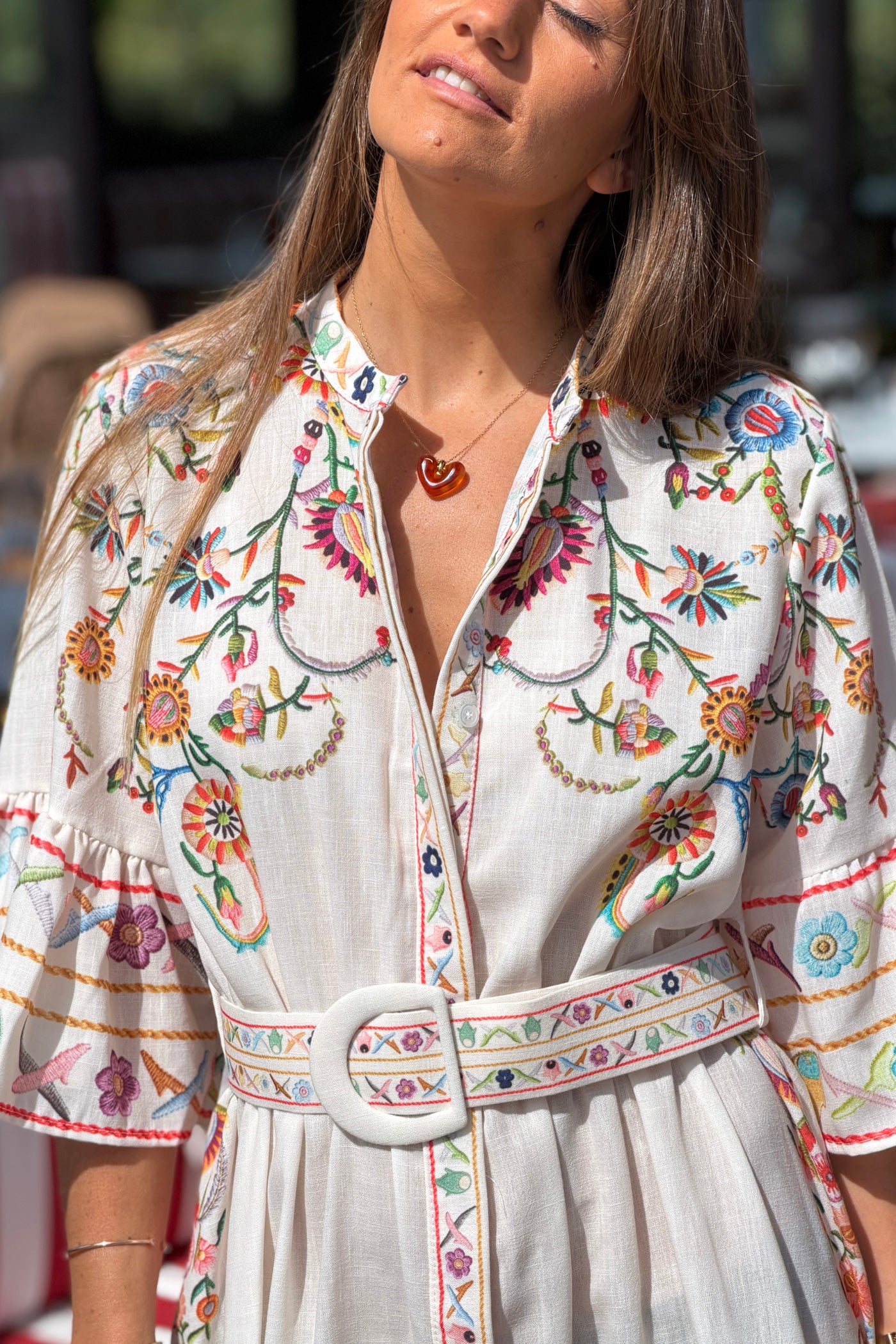 Robe beige imprimé effet broderie colorée boutons et ceinture manches volants