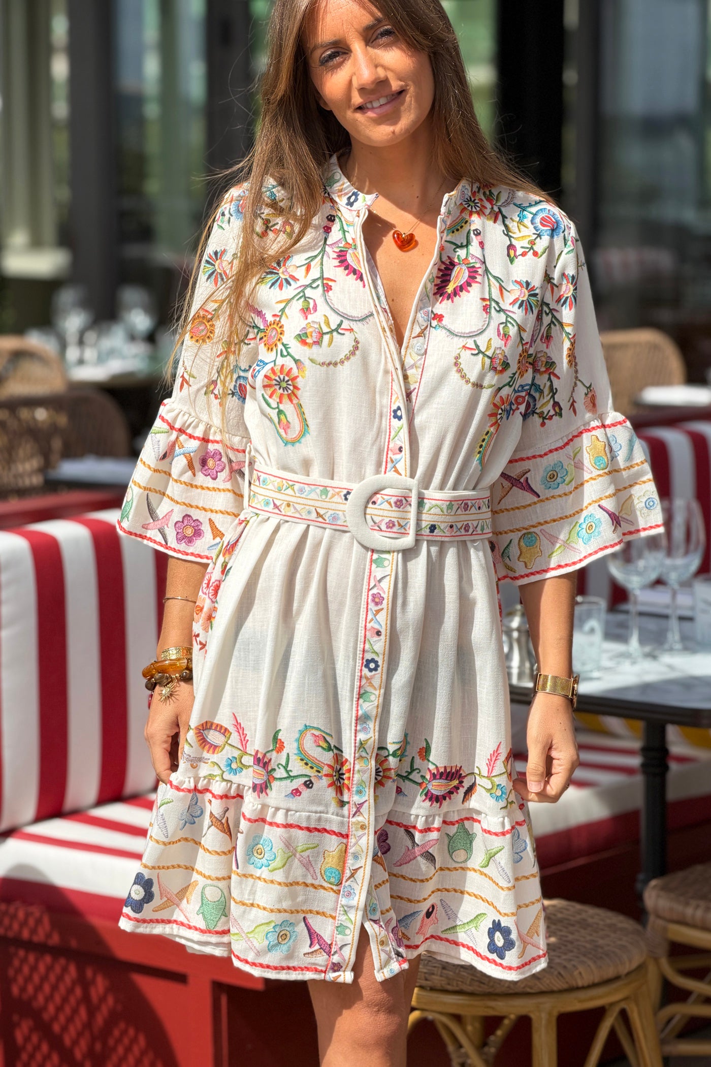 Robe beige imprimé effet broderie colorée boutons et ceinture manches volants