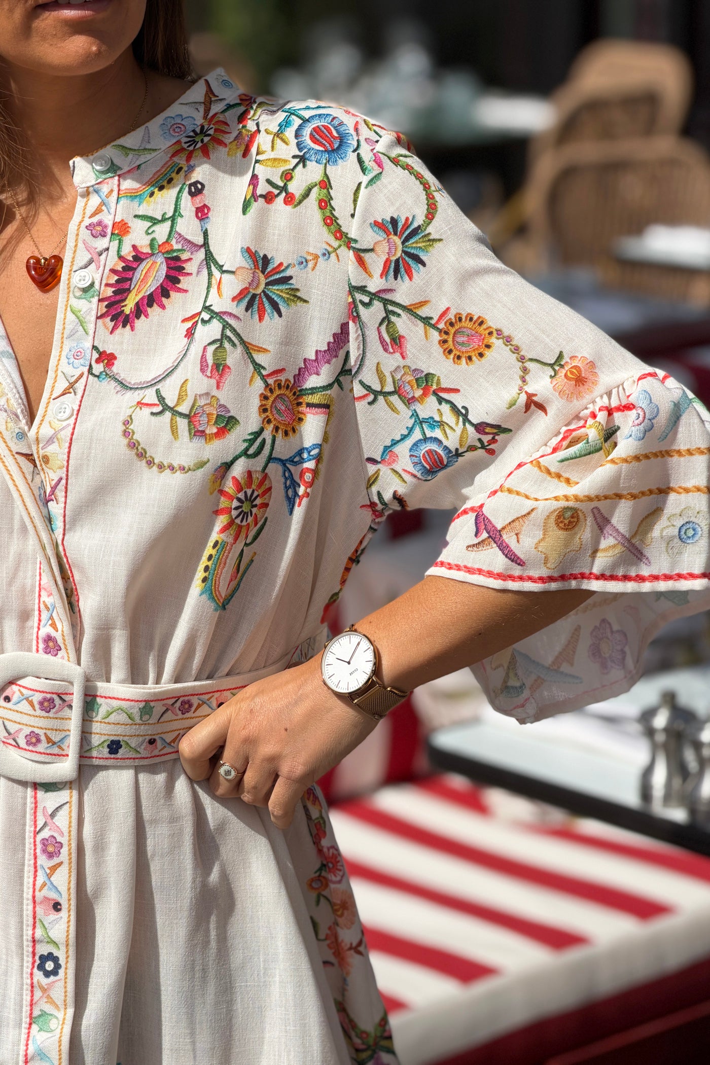 Robe beige imprimé effet broderie colorée boutons et ceinture manches volants