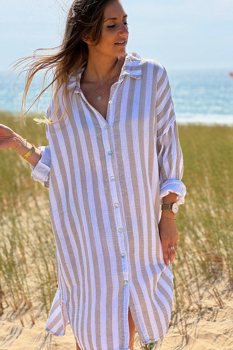 Vestido camisero de gasa de algodón blanco con rayas beige