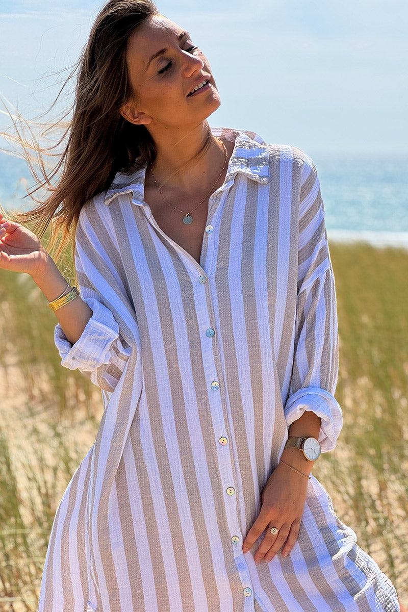 Vestido camisero de gasa de algodón blanco con rayas beige