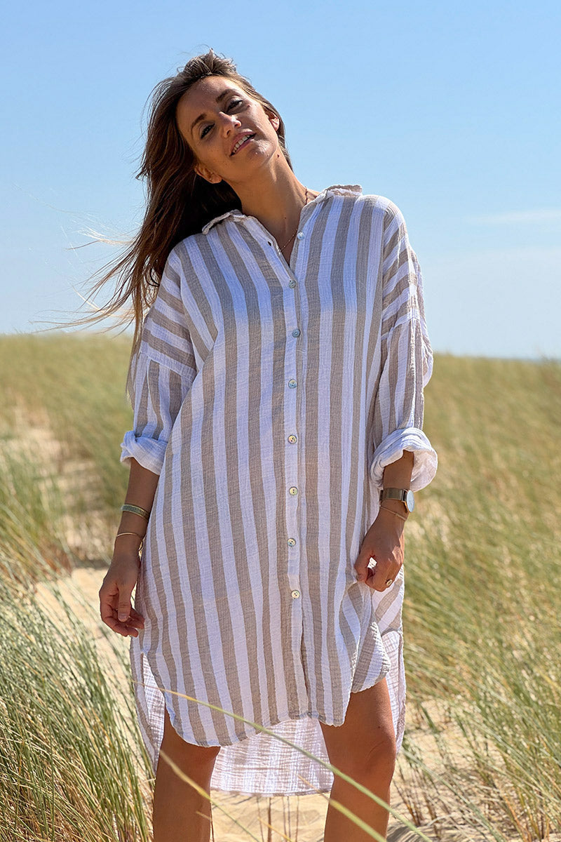 Vestido camisero de gasa de algodón blanco con rayas beige