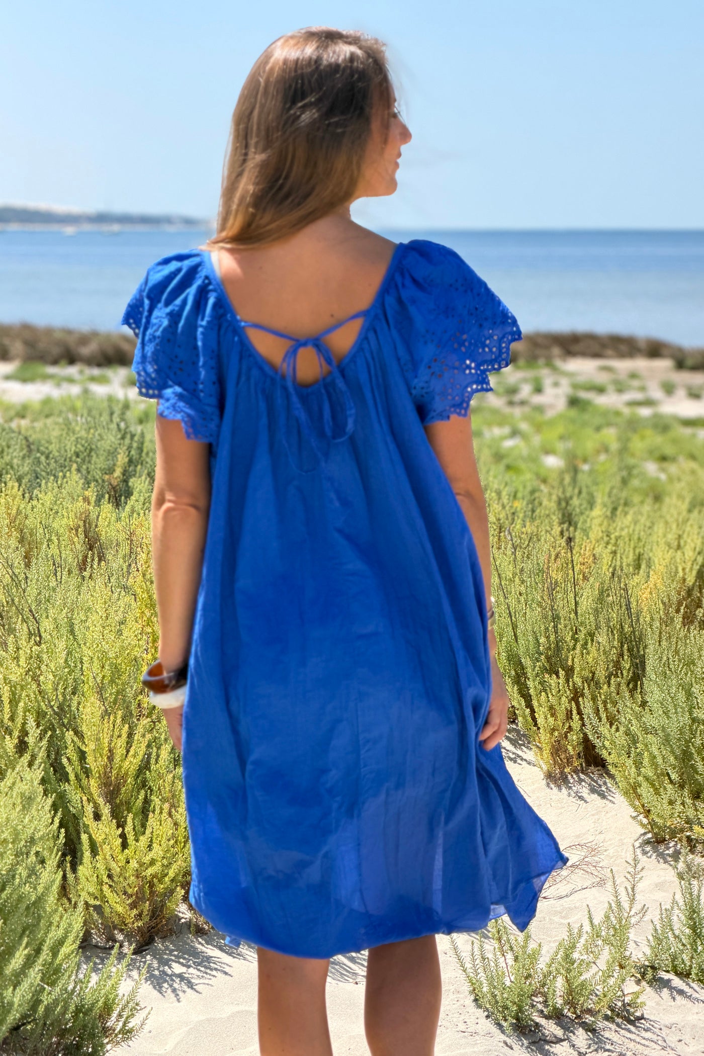 Robe en coton doublée bleu roi manches broderie anglaise col v nœud dos